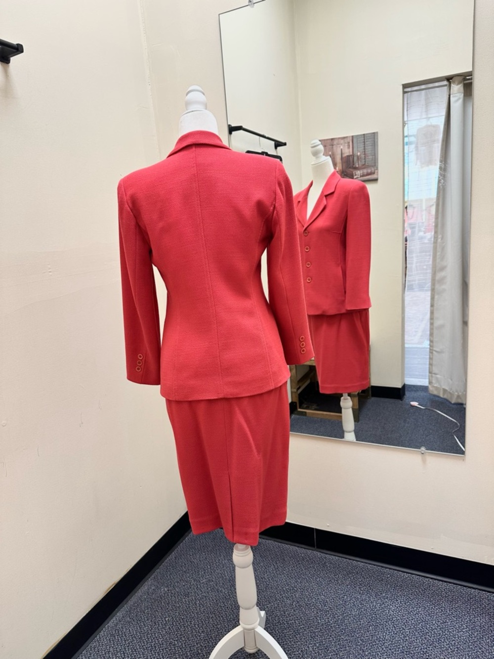 Burberry’s Coral Pink Tailored Jacket & Pencil Skirt. GORGEOUS!LIKE NEW! Size 2 - Picture 2 of 11